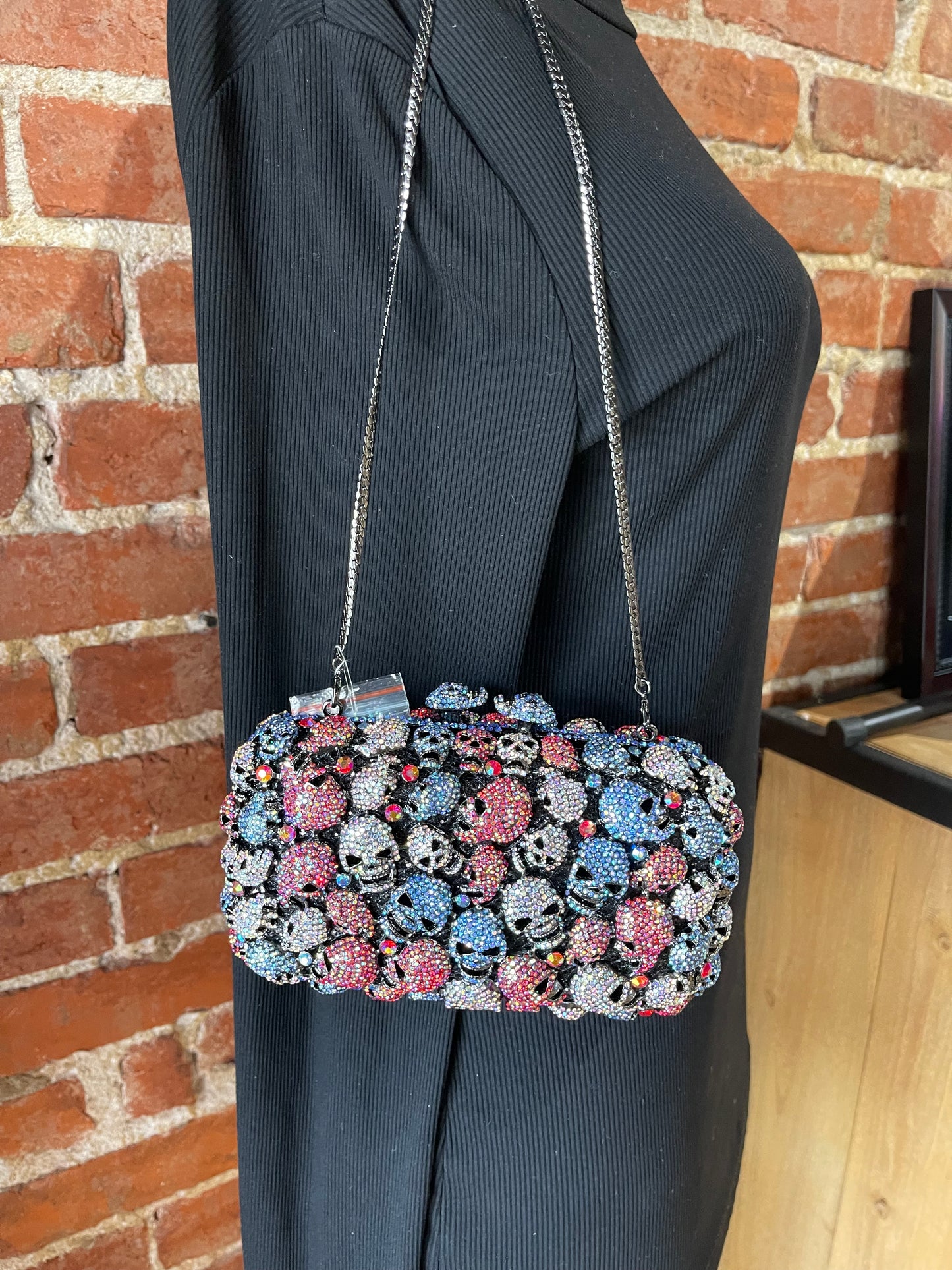 LOT 101 10/12 Sparkly Crystal Skull Purse Clutch