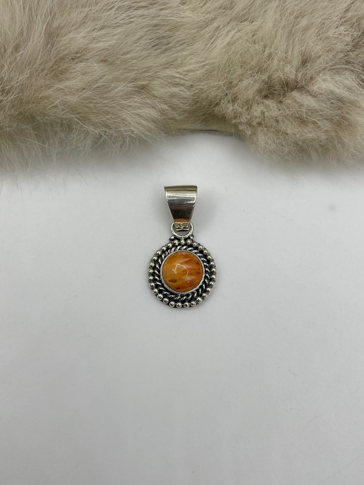 6.5mm Bale Orange Spiny Oyster Small Circle Pendant