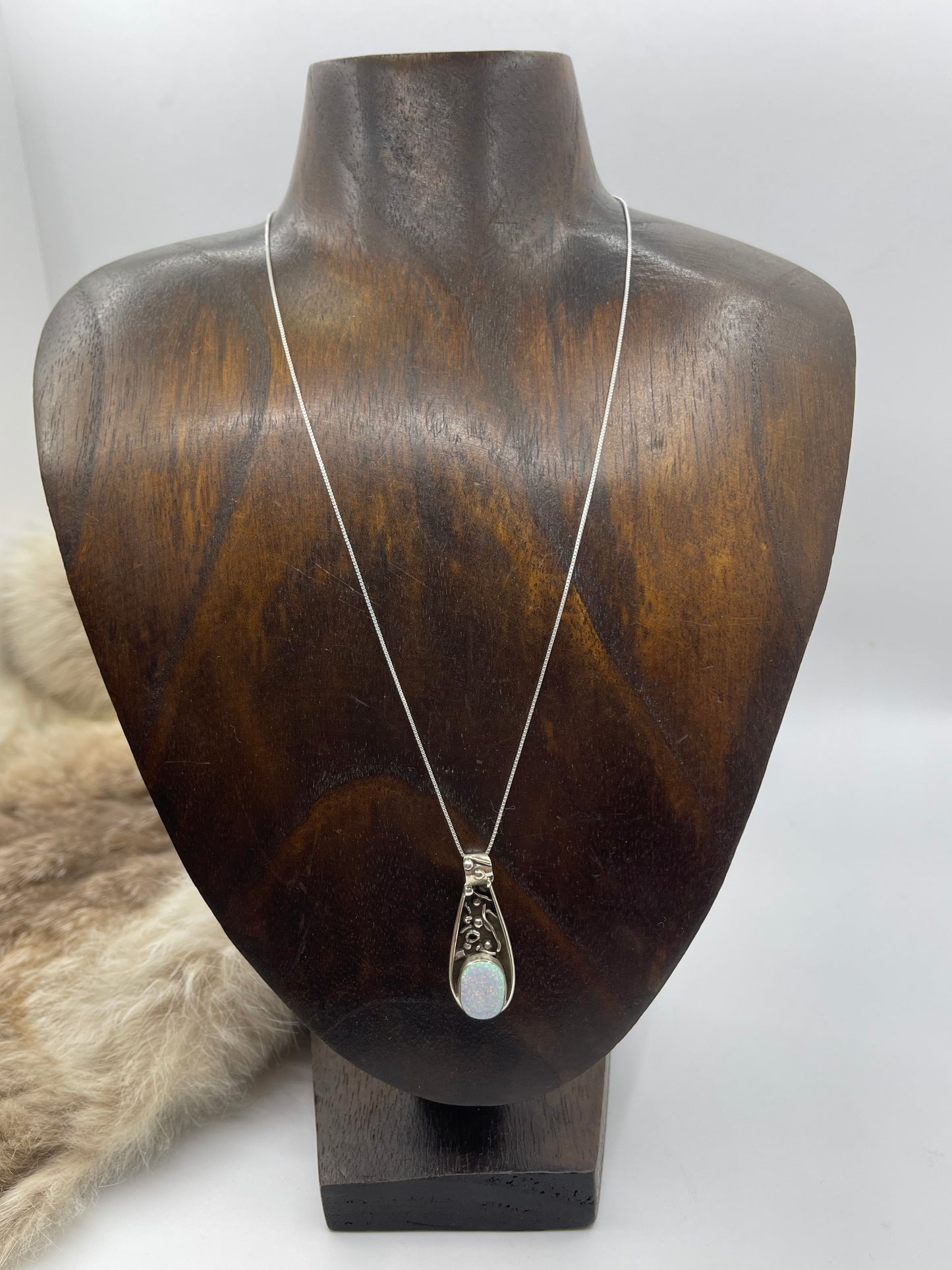 18" Box Chian with White Opal 3.5mm Bale Pendant
