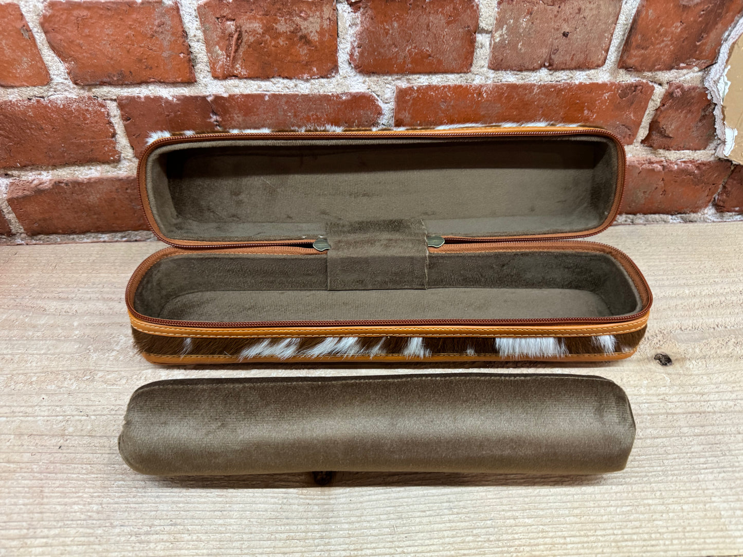 BOX F 10/5 Cowhide and Brown Leather Border Bracelet Holder