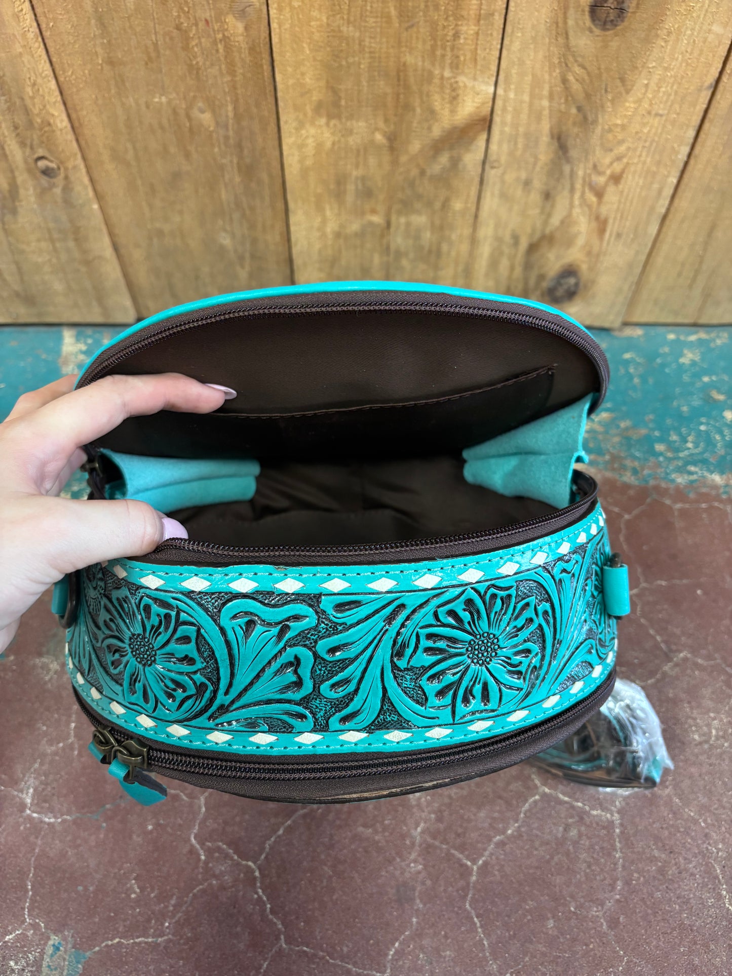 Turquoise Tooled Whtie Cowhide Canteen Leather Purse