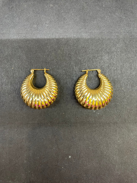 14k Solid Gold Shell Shaped Hoop Earrings