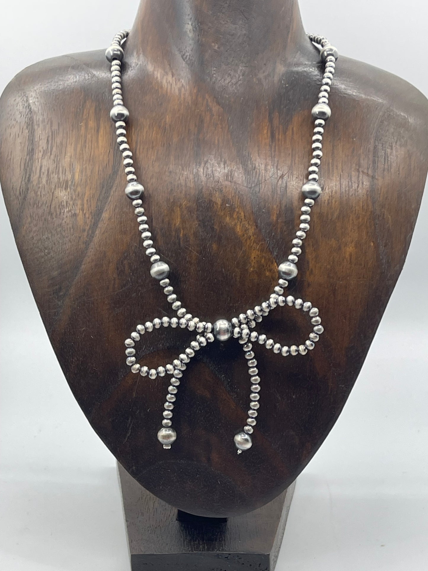 17"+2" 4mm-8mm Solid Navajo Pearls Bow Necklace