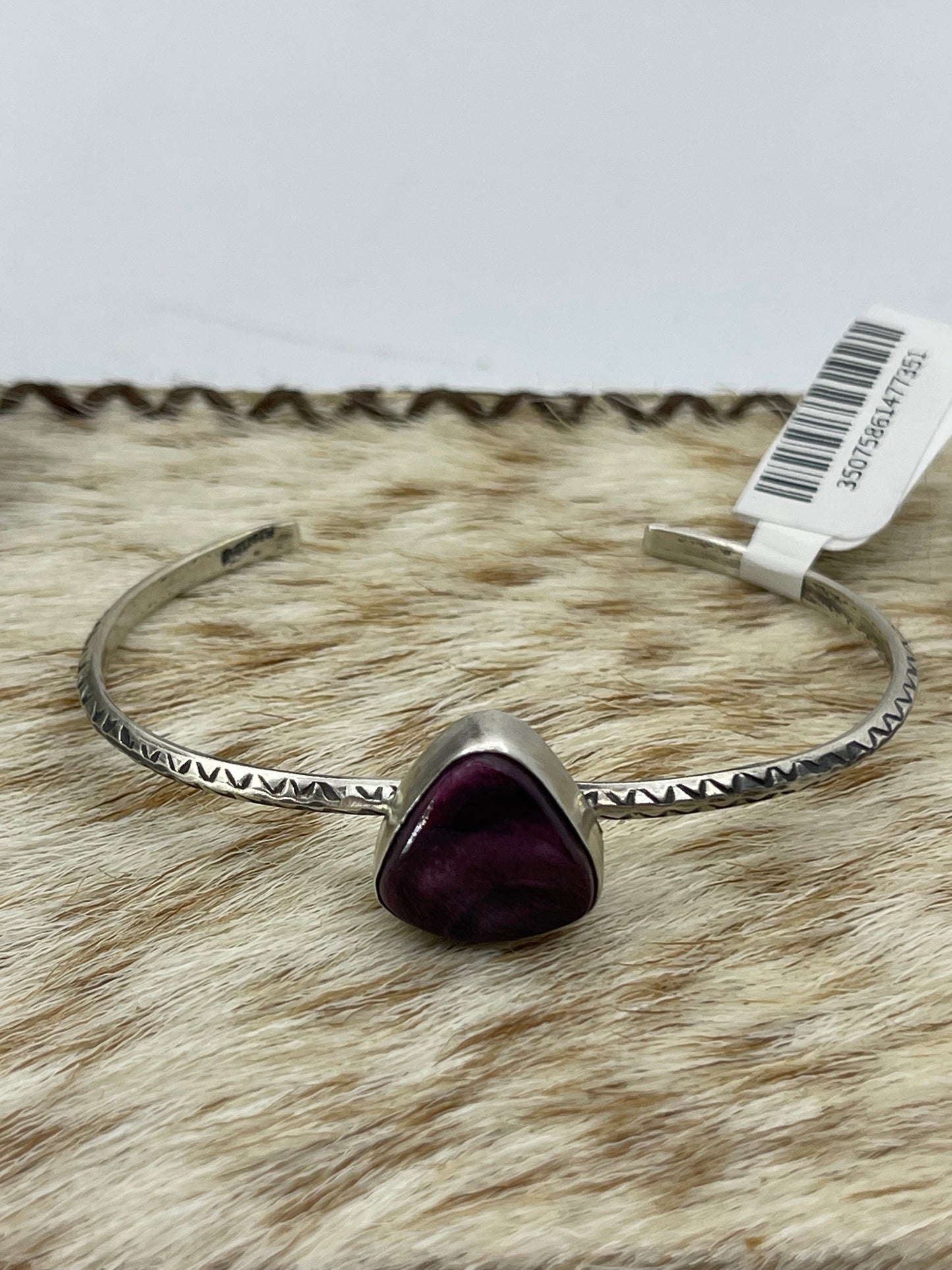 5 1/2"-7" Purple Spiny Oyster Shell Triangle Cuff