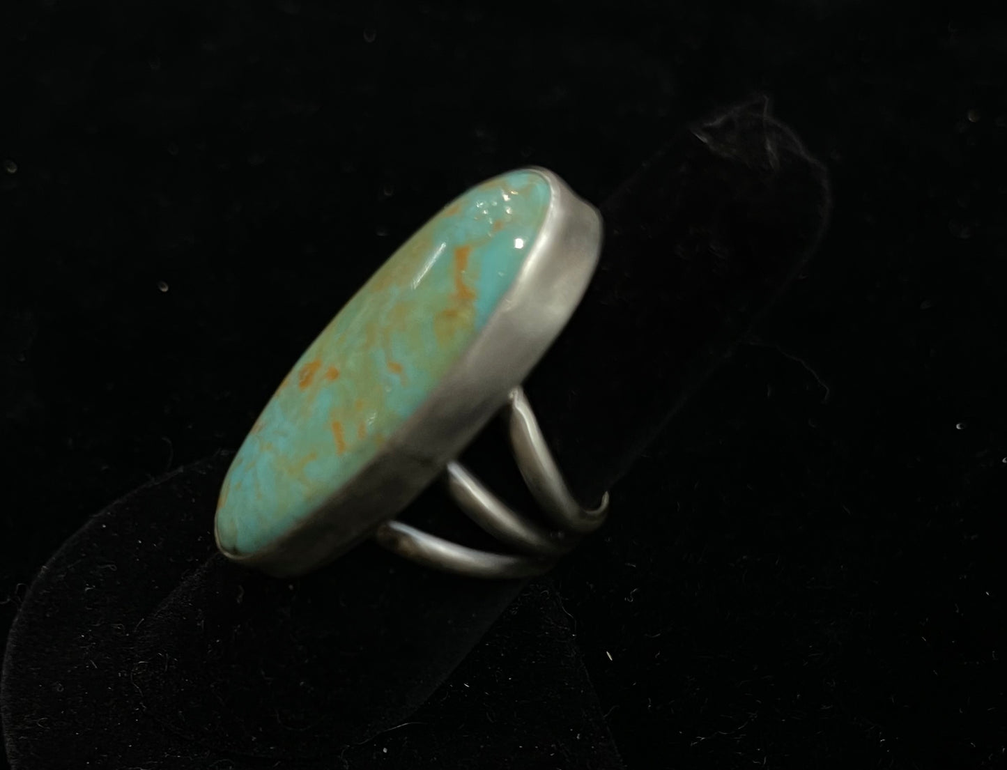 7.5 Boulder Ribbon Turquoise Oval Ring by Alfred Martinez, Navajo