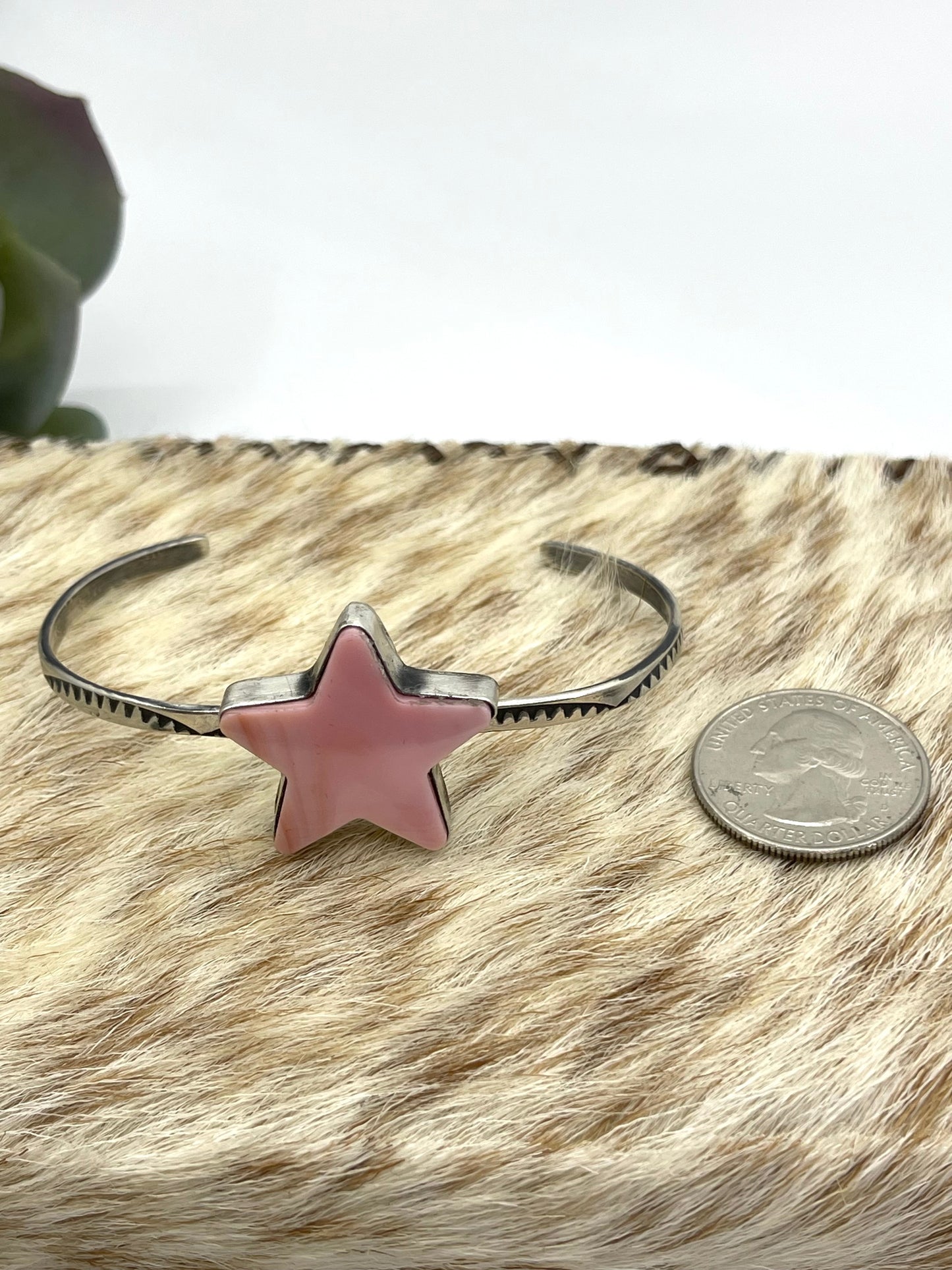 LOT 39 1/4 5.5" -7" Pink Conch Star Cuff