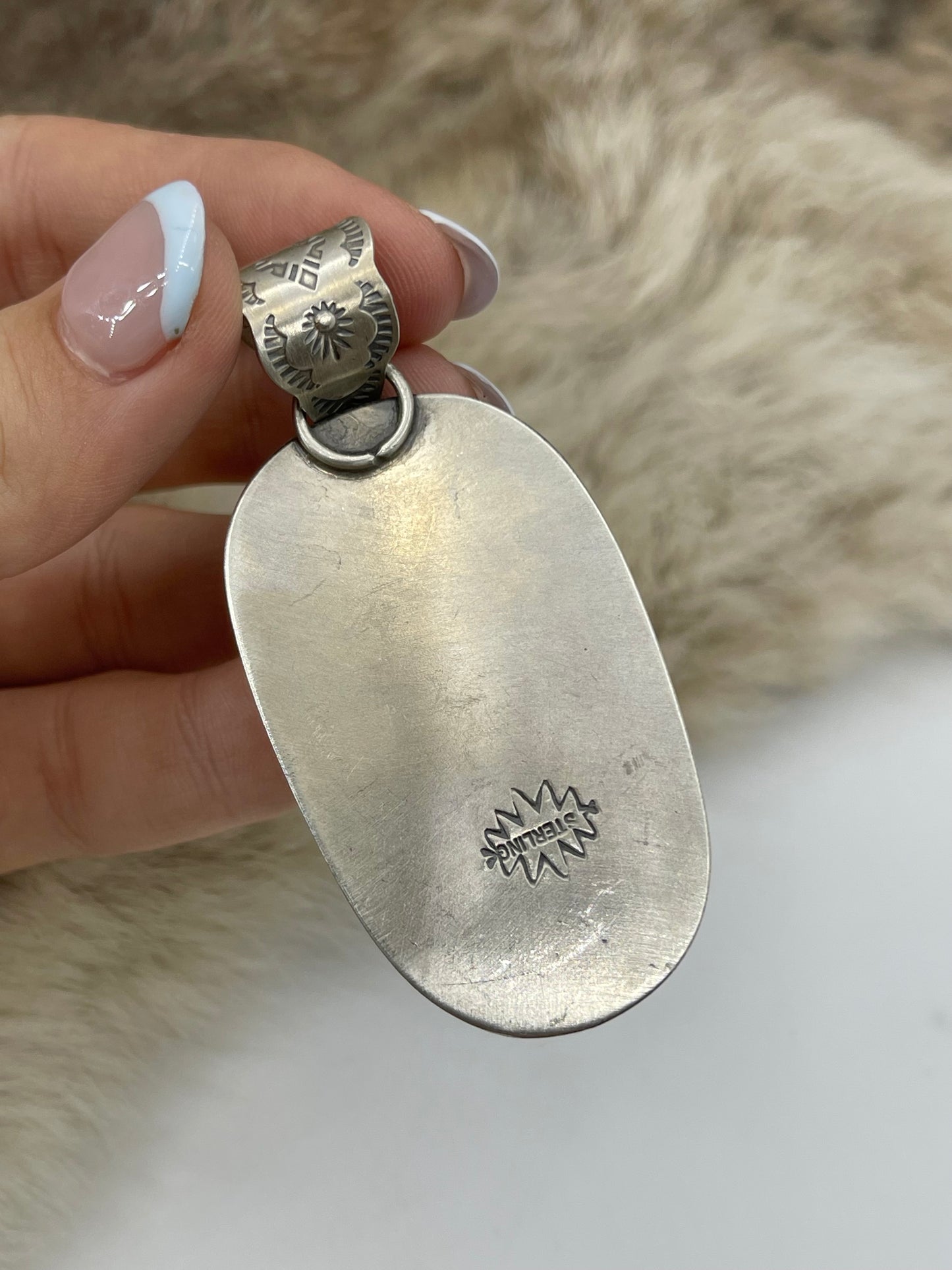 WHITE BUFFALO PENDANT 10 MM BAIL, NAVAJO