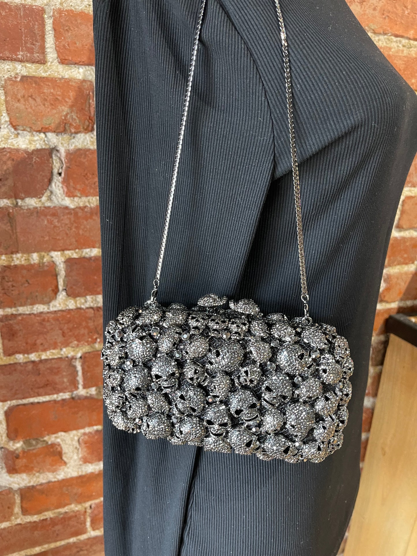 LOT 101 10/12 Sparkly Crystal Skull Purse Clutch