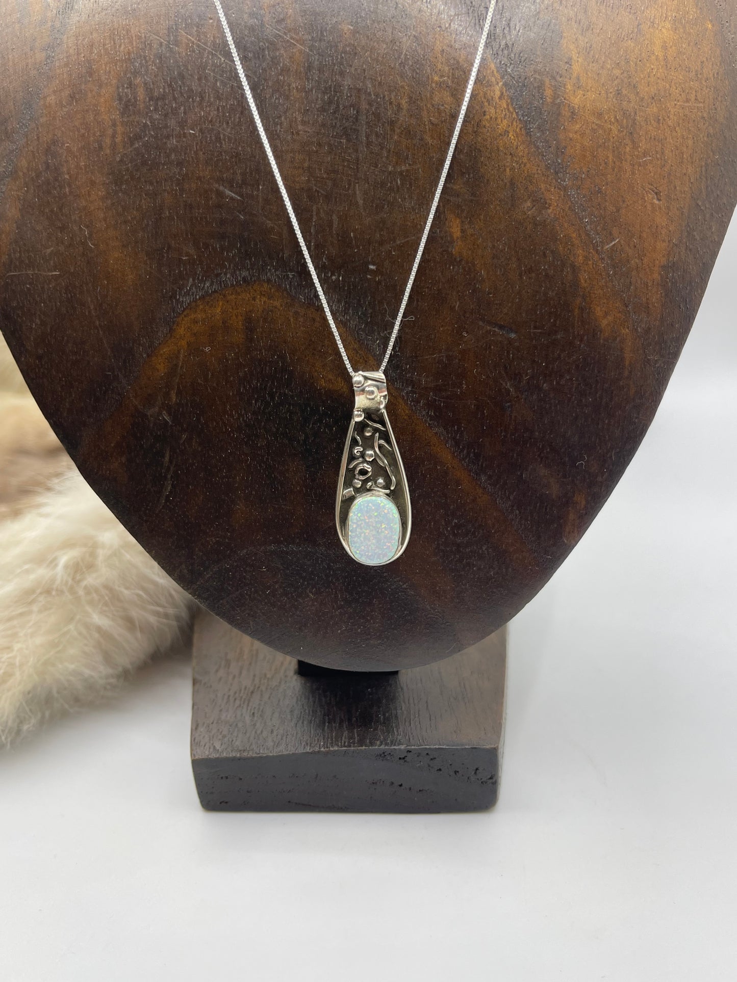 18" Box Chian with White Opal 3.5mm Bale Pendant