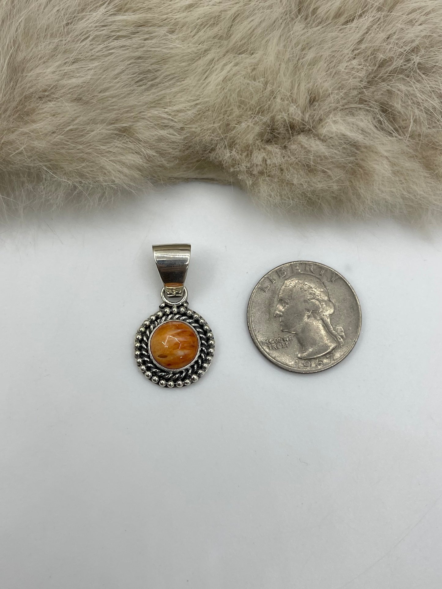 6.5mm Bale Orange Spiny Oyster Small Circle Pendant