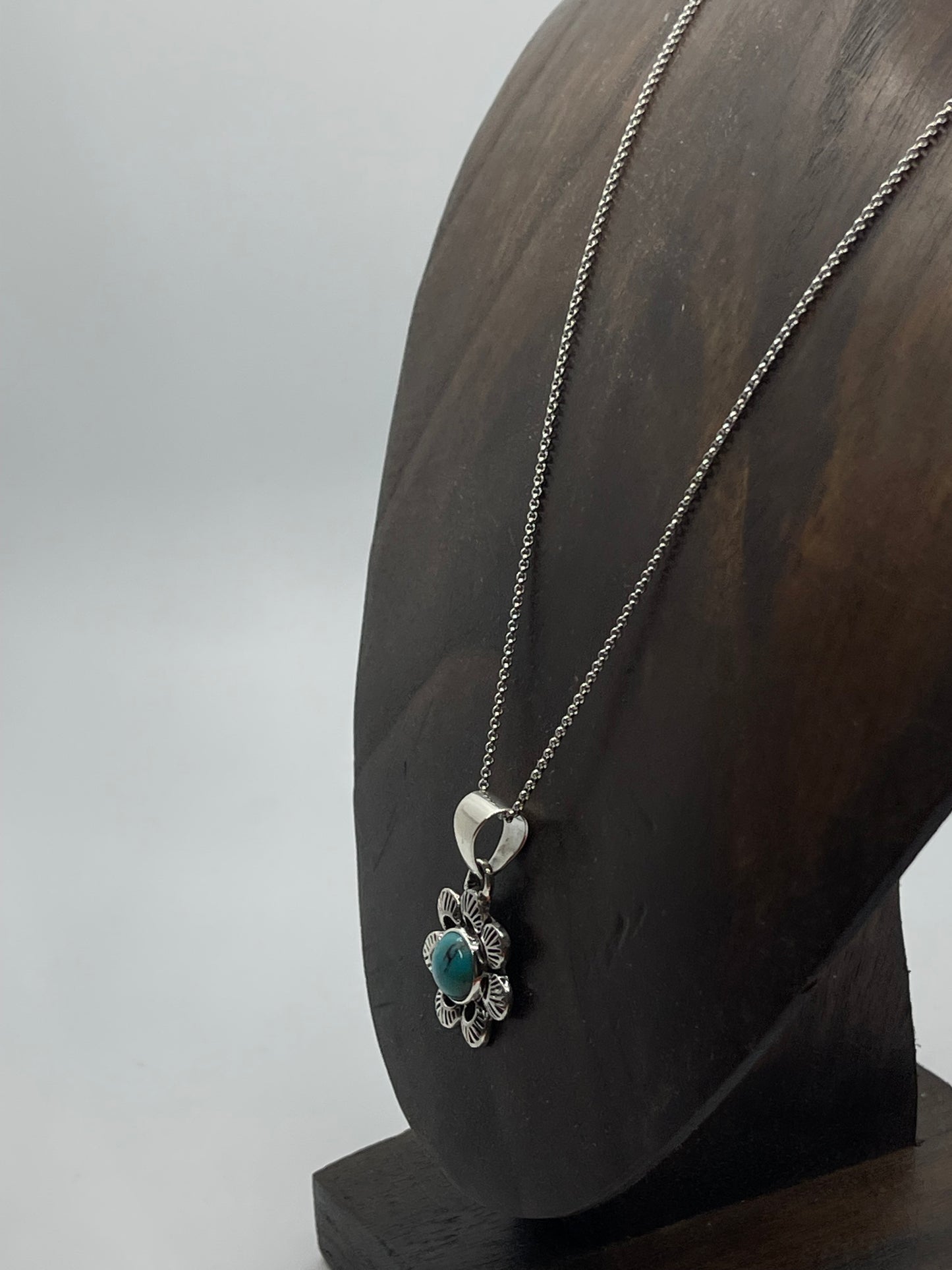 18" Turquoise Flower Pendant Necklace