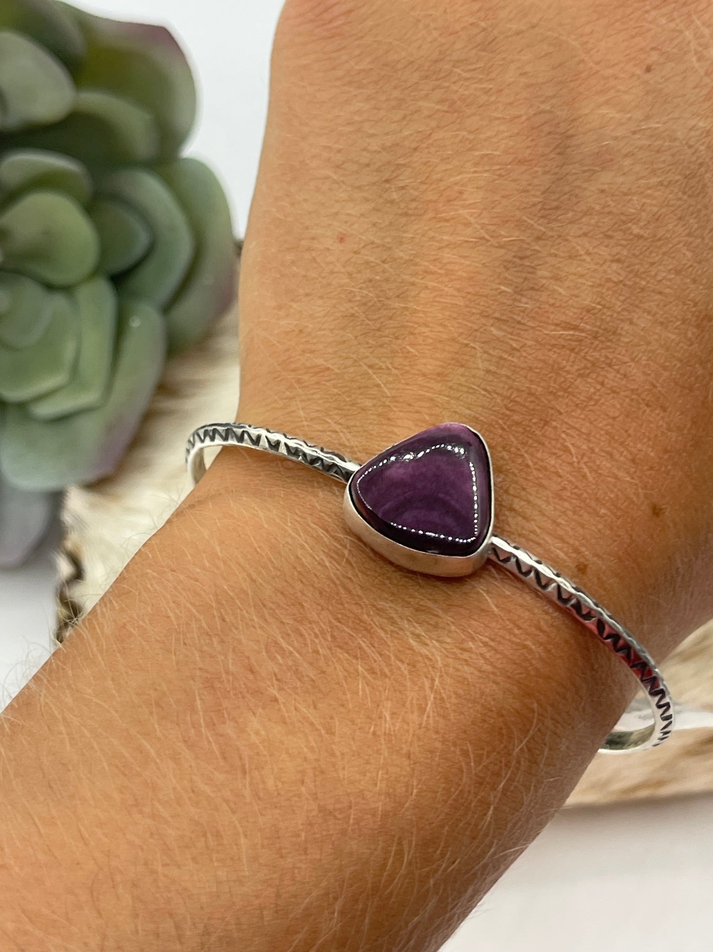 5 1/2"-7" Purple Spiny Oyster Shell Triangle Cuff