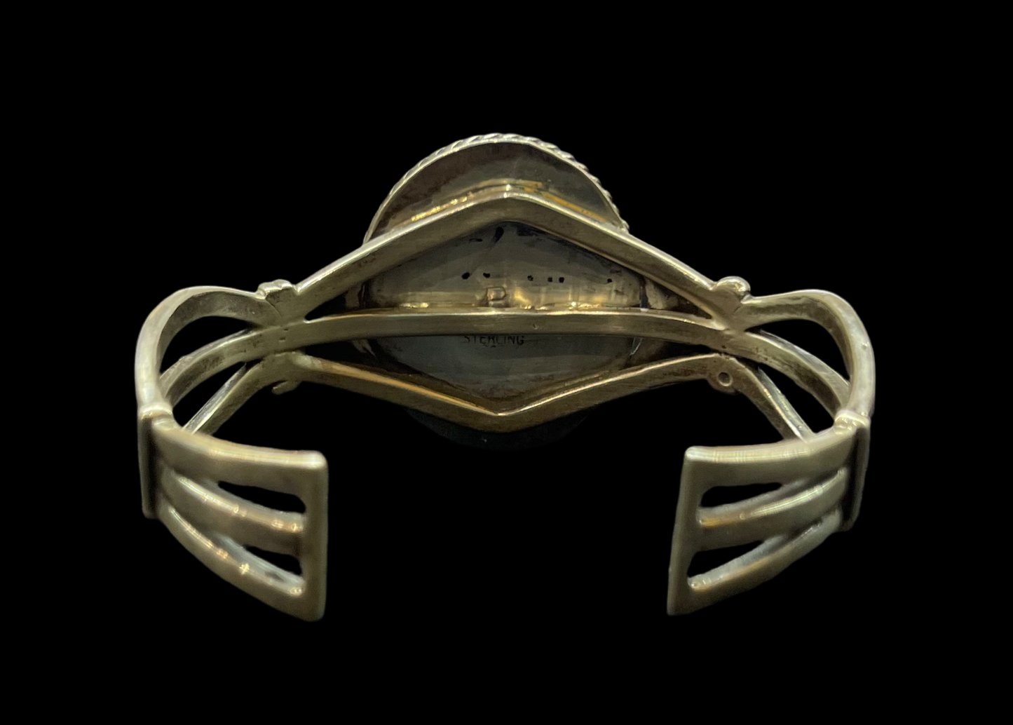 Spiny Oyster Shell with Crossed Arrows Cuff