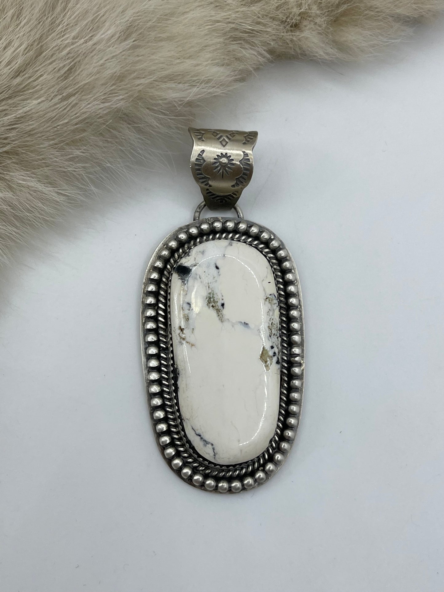 WHITE BUFFALO PENDANT 10 MM BAIL, NAVAJO