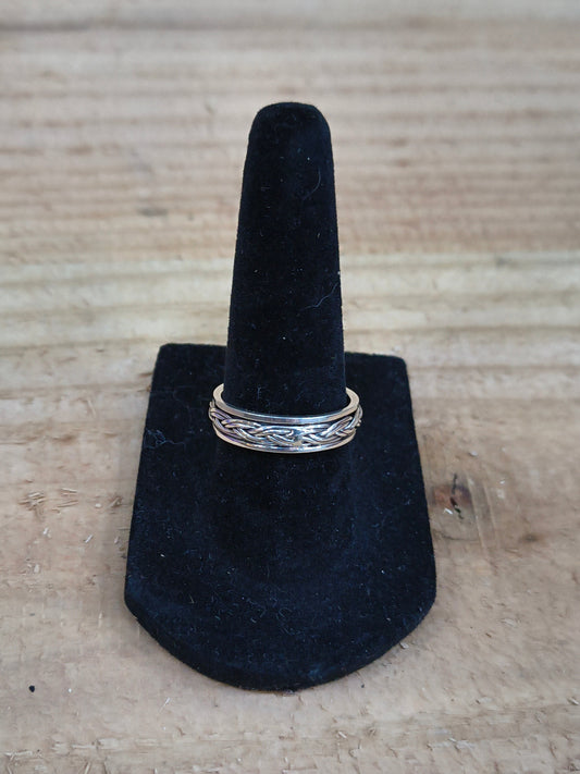 7.5 Woven Spinner Ring