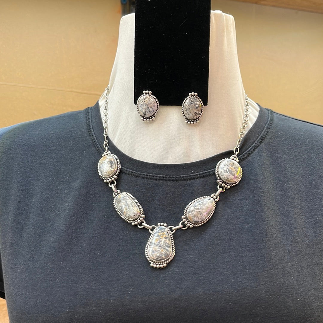 White Buffalo 20” Necklace and Earring Set